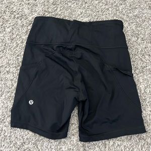 Lululemon biker shorts with pockets